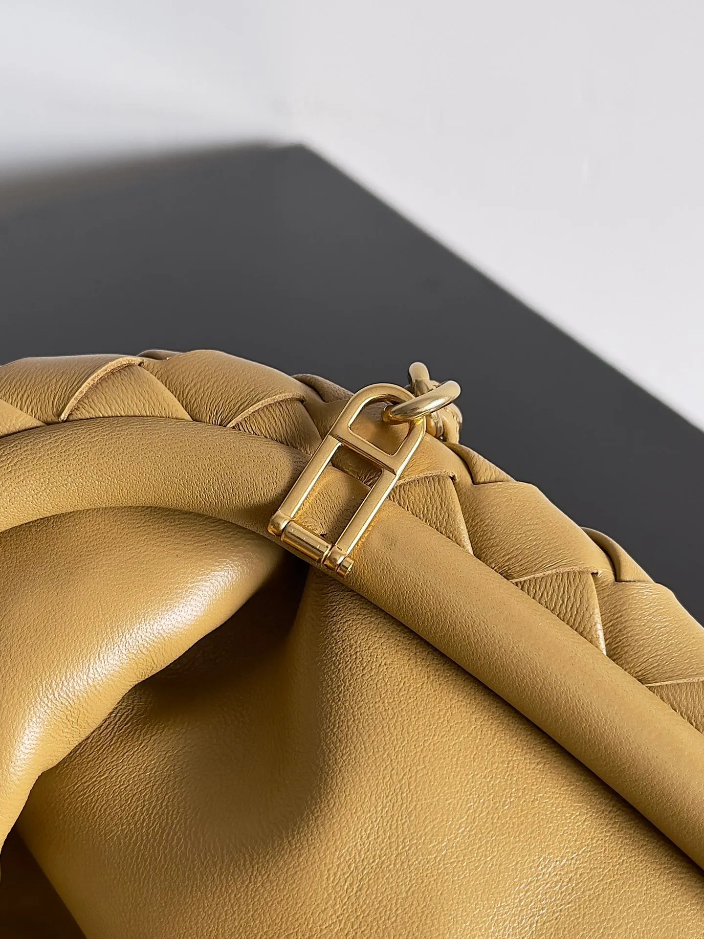 Batch 2260 BOTTEGA VENETA Lady's LAUREN CLUTCH Chain Clutch was inspired by 40 years ago. It is a perfect fusion of classic and modern bags. It is effortless and fashionable for any occasion and at any time. The newly added detachable metal chain allows people to have more ways to carry it. It is grand and elegant. Style No.: 785807 Size: 31.5*16.5*11cm